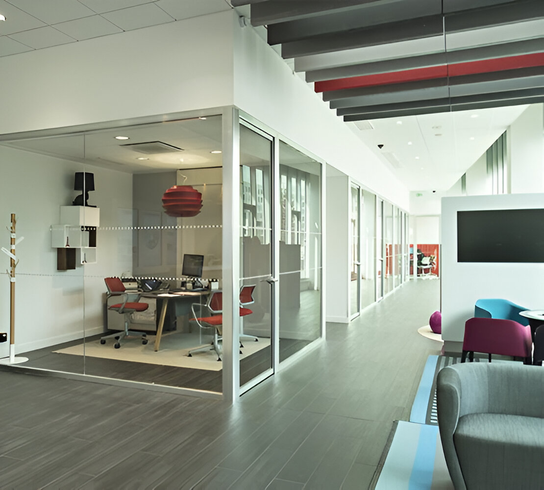 cloisons-hoyez-H5T-H5-Transparence-H5transparence-transparente-amenagement-bureaux-banque-bancaire-555x500