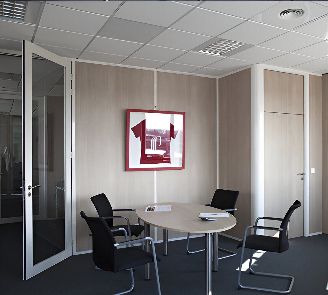 cloison-H9-hoyez-remplissage-bois-ossature-blanche-salle-de-reunion-1