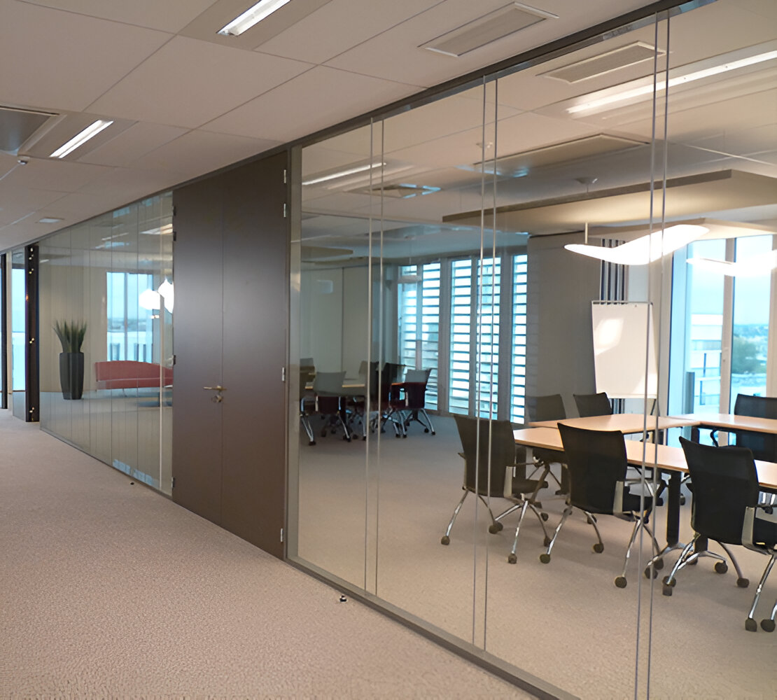 cloison-amobible-vitree-hoyez-cloison-vitrages-bord-a-bord-H9B-cloisons-de-bureaux-cloison-vitree-amenagement-dune-salle-de-reunion-1