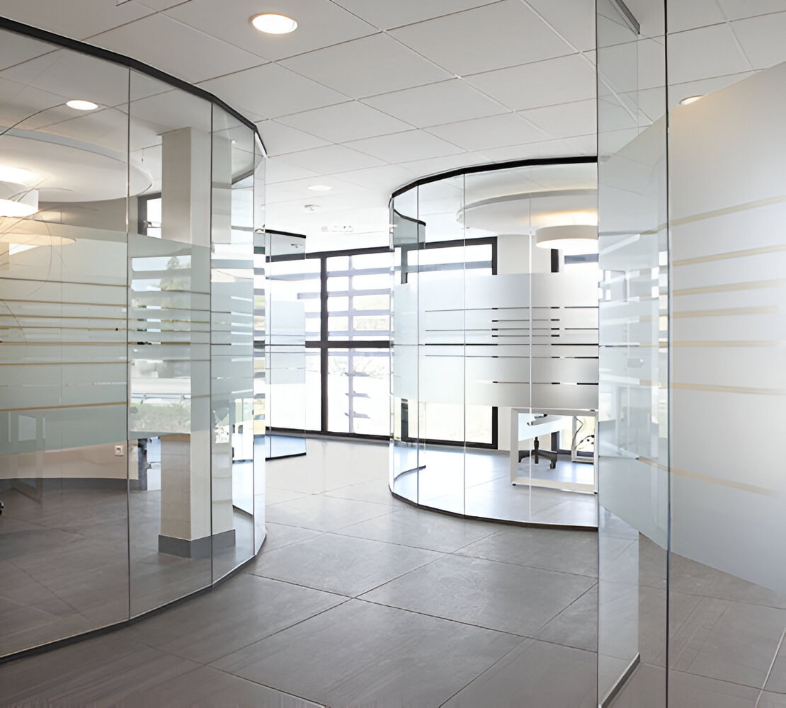 Cloison-hoyez-HT-H-transparence-Htransparence-transparente-amenagement-banque-bancaire-courbee-arrondie-vitrophanie-moderne-chic-1